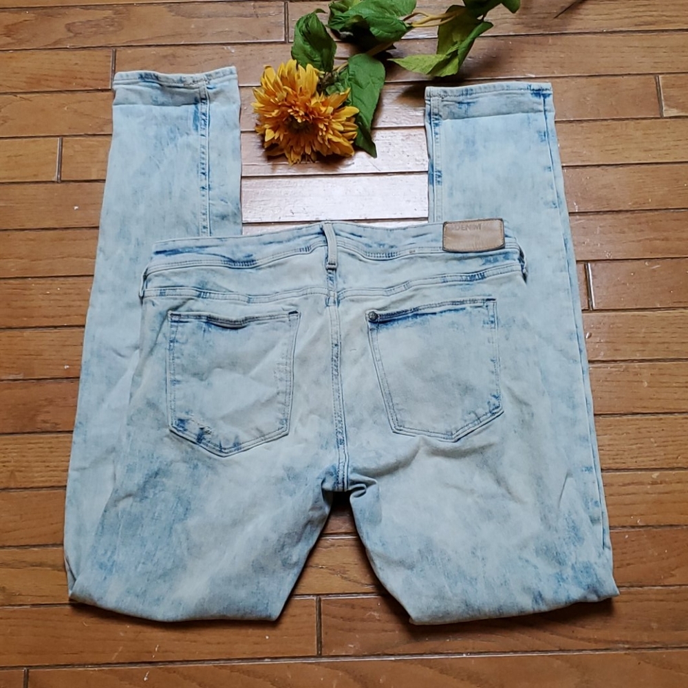 H&M Size 32 Acid Wash Skinny Jeans. EUC